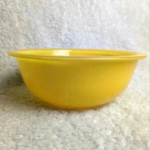 VINTAGE  PYREX 323 yellow with seethrow bottom